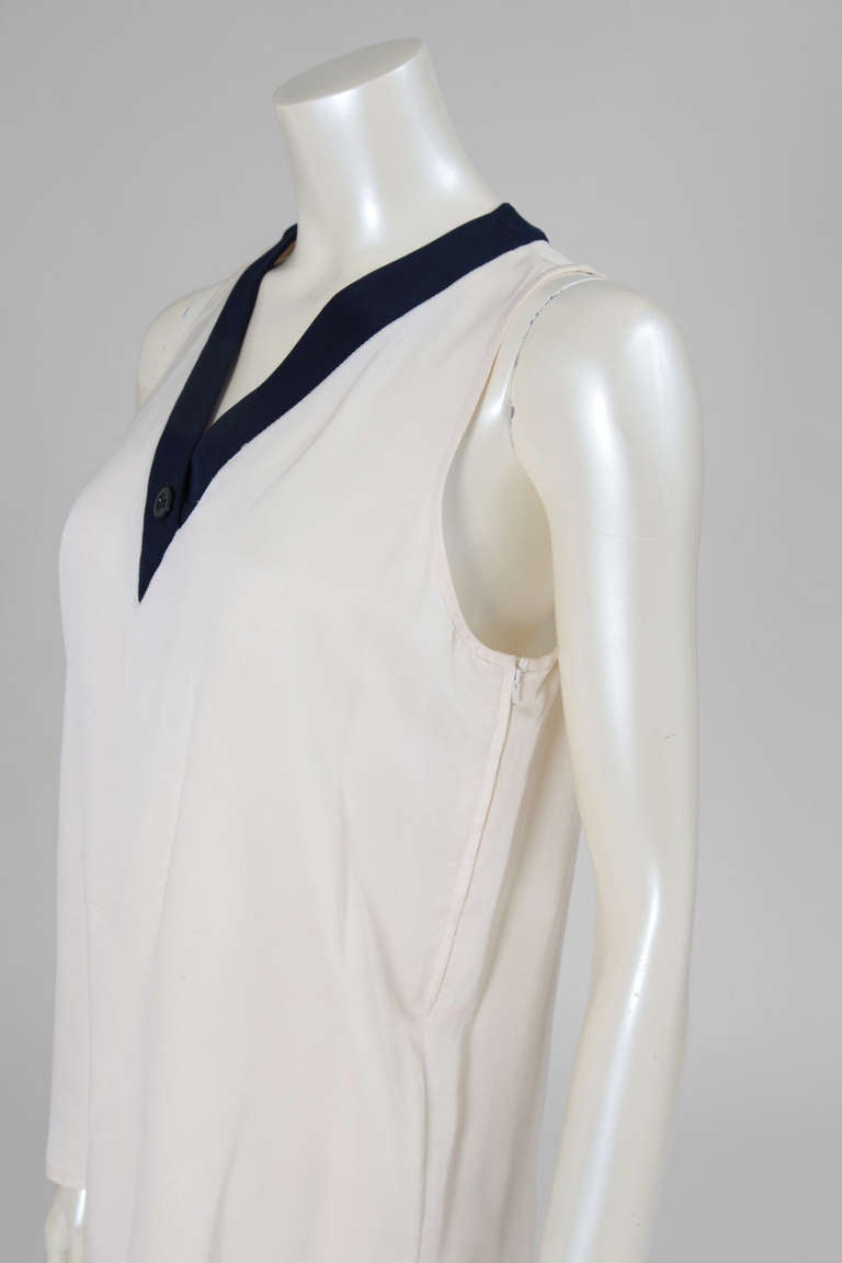 Elegant Valentino ivory and dark blue sleeveless top. Zip closure on the left side.

Fits approx. : US 2-6 / FR 36-38

Measurements (taken flat) :
Width (armpit to armpit) approx. 46 cm (18.1 inches)
Total length approx. 62 cm (24.4 inches)
