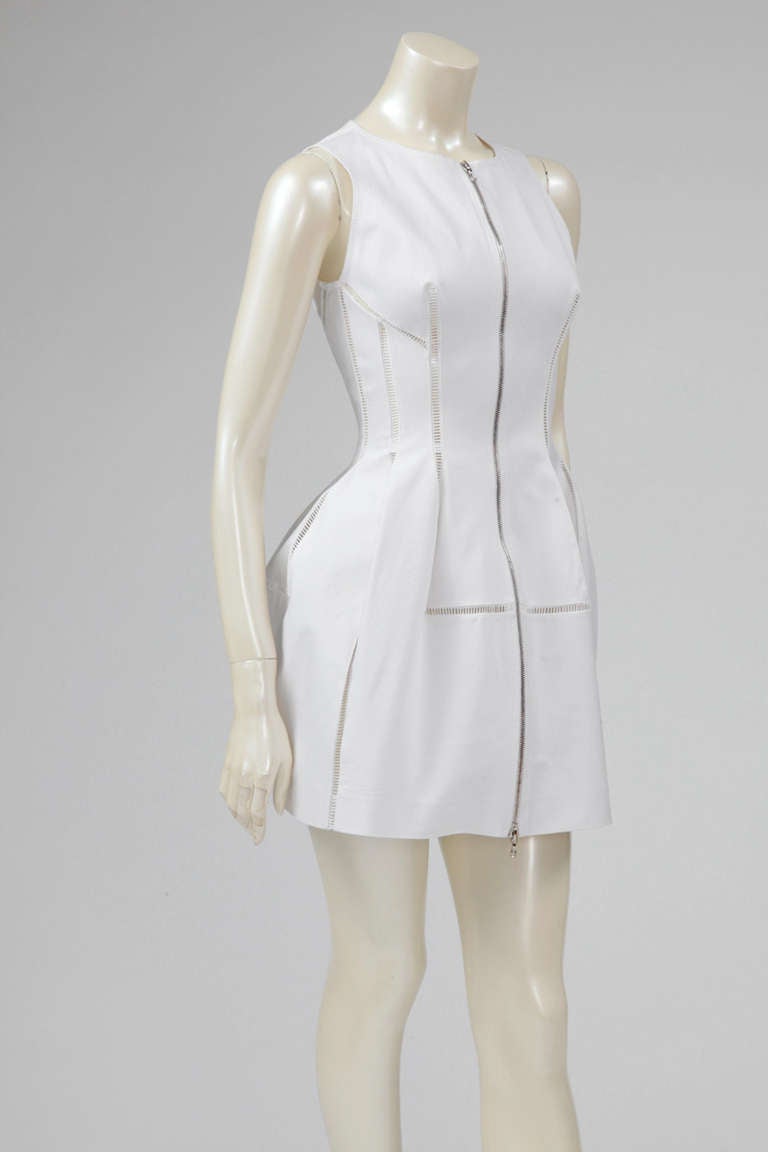 2011-2012 Alaïa white tulip dress with silver front zipper. This fantastic dress is made of stretch heavy cotton blend.

Fits approx. : US 0-4 (small US 4) / FR 34-36 (small FR 36)

Measurements :
Waist approx. 63-65 cm (24.8-25.6 inches)
Bust