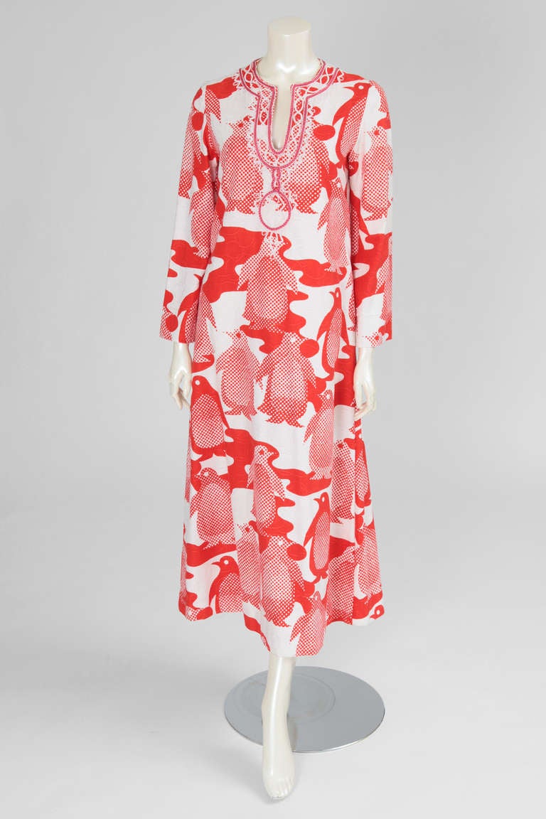 Bergdorf Goodman “On the Plaza” caftan featuring red and white penguins. Braid and embroidery on the bust and around the neck. Zip in the back and 2 side pockets.

Fits approx. : US 4-6 / FR 38 

Measurements :
Bust approx. 89 cm (35