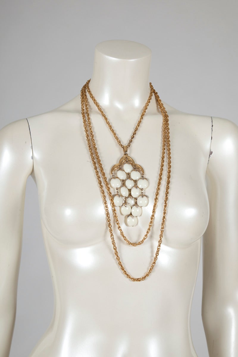 Elegant and versatile 70's Trifari gilt metal multi-strand necklace with large chandelier pendant white stones like.

Measurements :
Pendant size approx. 10.9 x 6.5 cm (4.3 x 2.6 inches)
1st necklace length (without pendant) approx. 20.5 cm (8.1