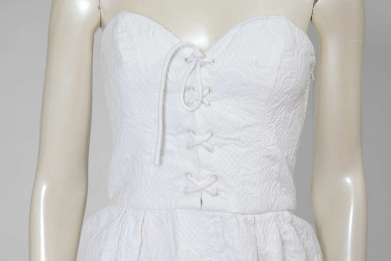 Bustier dress from the eighties in white cotton piqué and matching bolero. Size as marked IT 42 which corresponds to a EU 38. Zip closure on the left side.

Fits approx. : US 4-6 / FR 38

Measurements :
Bust approx. 86 cm (33.9 inches)
Waist