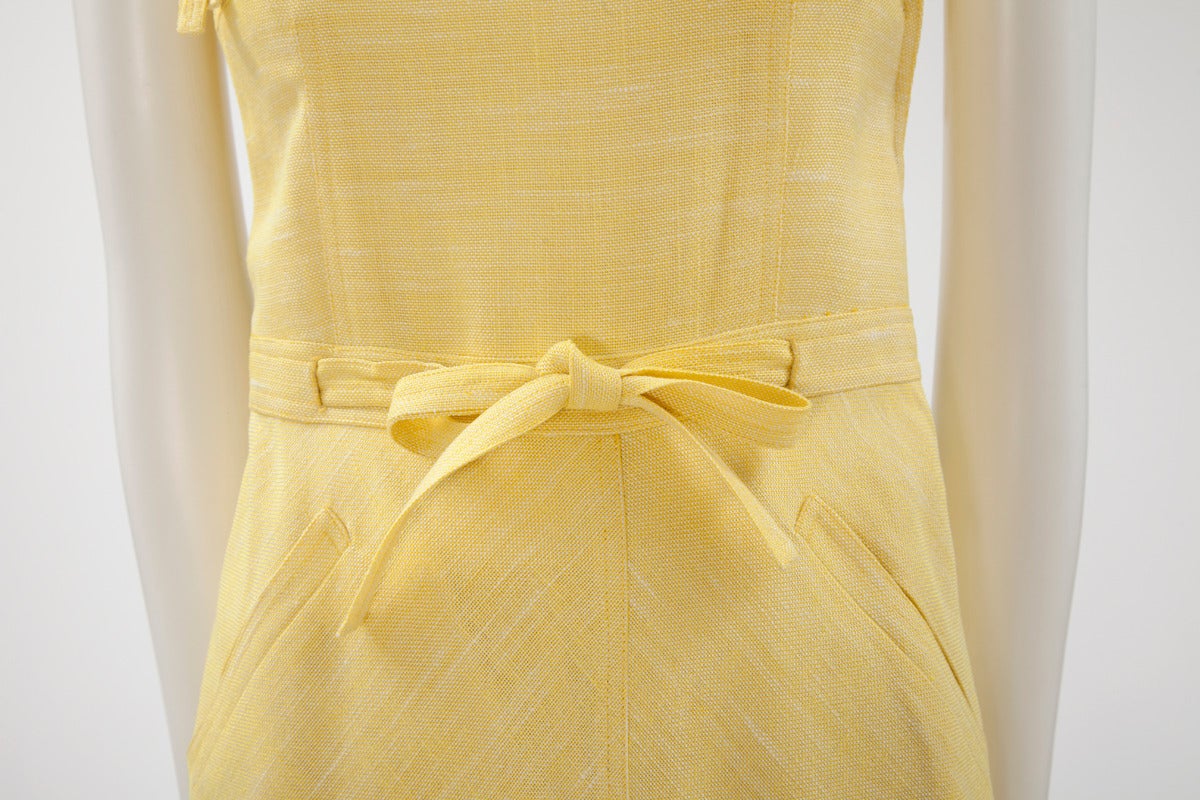 Effortlessly chic late 60's - early 70's Courreges light yellow summer apron dress. Ties on the top of the bust and at the waist level allow the adjustment of the fit. Have a glance at pictures 7 and 8 on the refinement of the construction of the