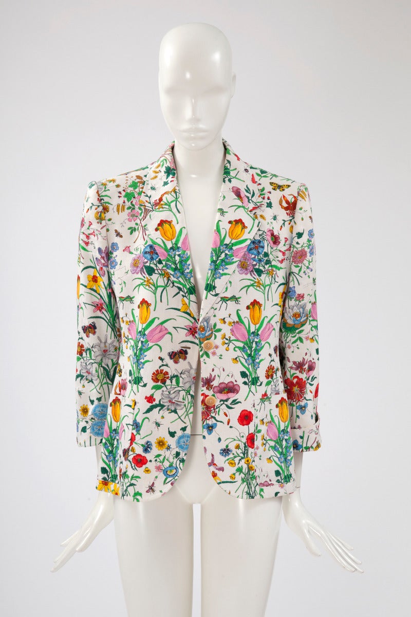 Timeless piece made of an iconic print ! Beautiful 80's tailored single-breasted blazer. Patch pockets on each side, one “pochette” pocket on top left. Closing by two buttons with engraved Gucci logo. Two plain ones are decorating each sleeve. Fully