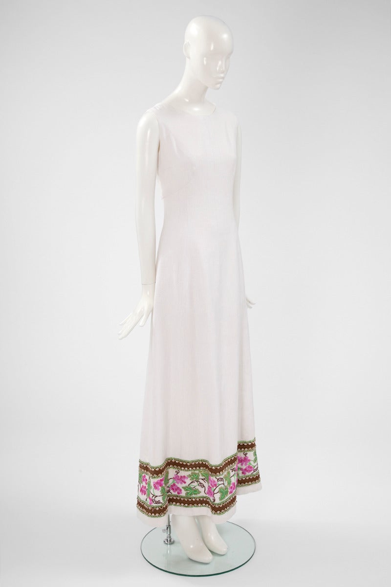 From the Hobby Milano fashion house, this sensational 60's white linen maxi dress is the perfect choice for a summer party or an evening event. The simple, yet chic cut with a glamour touch in the back (see picture 4) finishes with amazing and