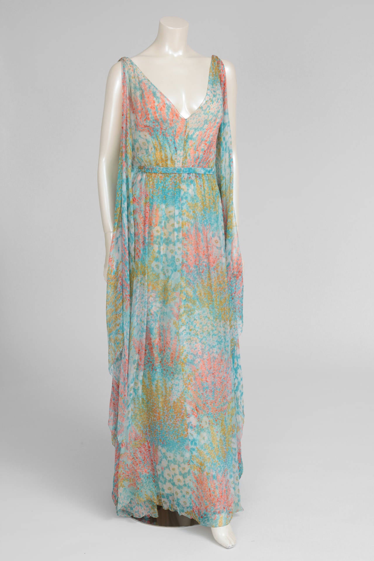 Confeccionado en seda y gasa de seda, este vestido de alta costura de Chanel, raro como un hada, sería una elección exquisita para una fiesta nocturna o un evento de alfombra roja. Como escapado de un cuadro de Seurat, el estampado floral