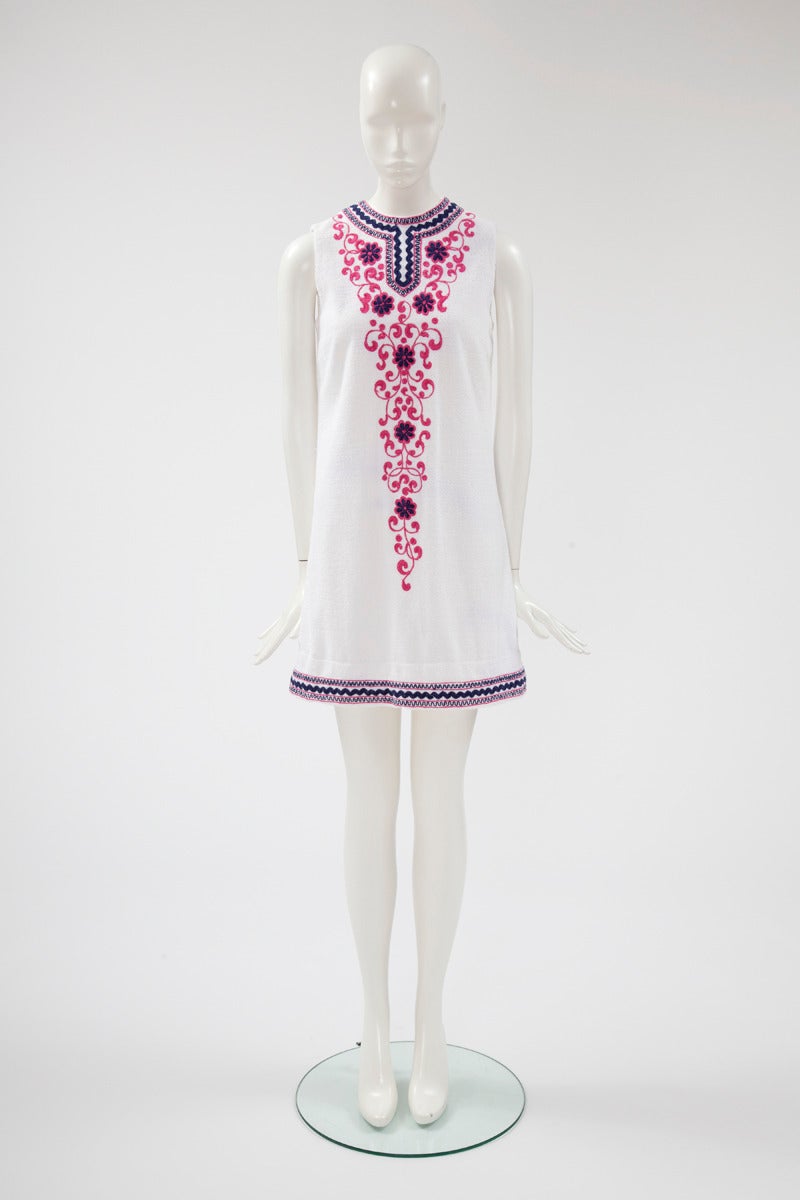From the famous Milanese Pirovano fashion house which was favoured by the Jet-Set, this adorable 60's terrycloth shift mini dress is a great and chic option for a lunch by the pool. Textured dark blue and pink flowers embroideries down the bust (see