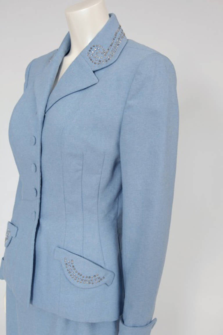 Light blue 1940’s wool skirt suit with rhinestones and studs on the collar and pockets. Fully lined. Note : none rhinestones and studs are missing.

Fits approx. : US 4-6 / FR 38

Measurements (taken flat) :
Jacket ->
Bust approx. 46 cm (18.1