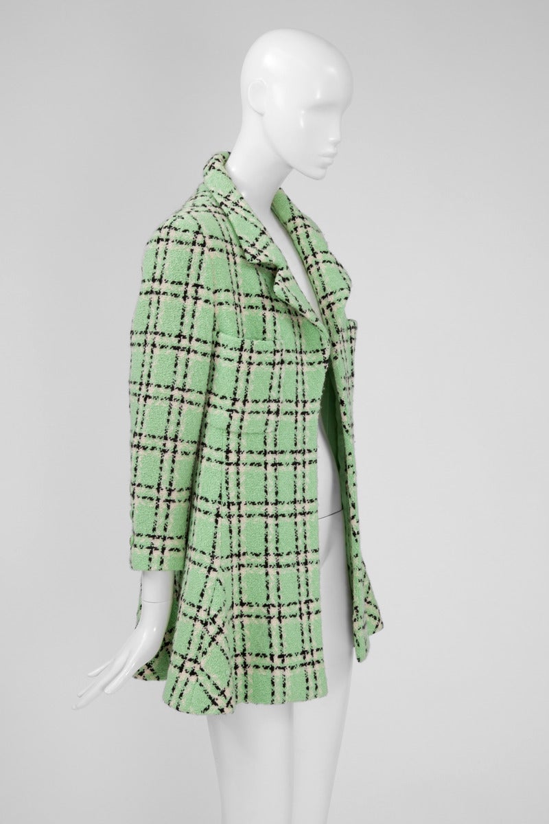 90's Chanel wool plaid pattern long jacket / mini coat in shades of green pastel, white and black, with a skater dress touch. Double lapel collar and open front without closure. Two front patch pockets. Shoulders are lightly padded. The jacket is