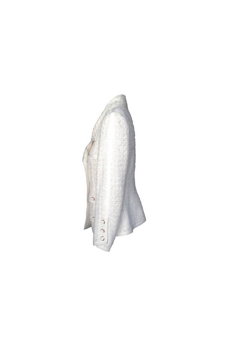 A mid-nineties double-breasted Chanel jacket in white tweed and silver threads, lined in white grosgrain. Four front pockets, two of which are not real (the lower pockets are real, but still sown). Sixteen Chanel buttons in gold metal and white