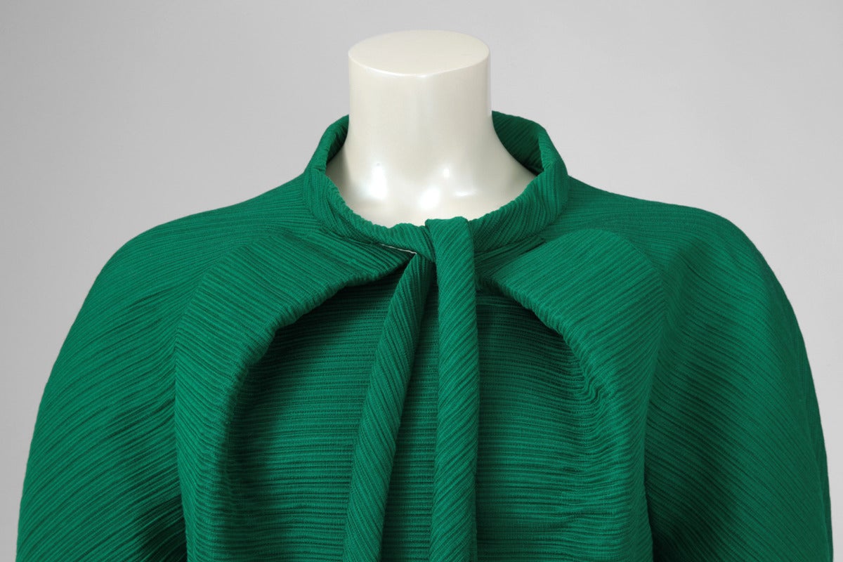 With a slight Balenciaga feeling (as he was admired by Givenchy), this stunning numbered (n° 17747) emerald 50's Givenchy haute couture coat is a master piece ! Cut and shape give to the coat an unexpected contemporary look. Raglan 3/4 length