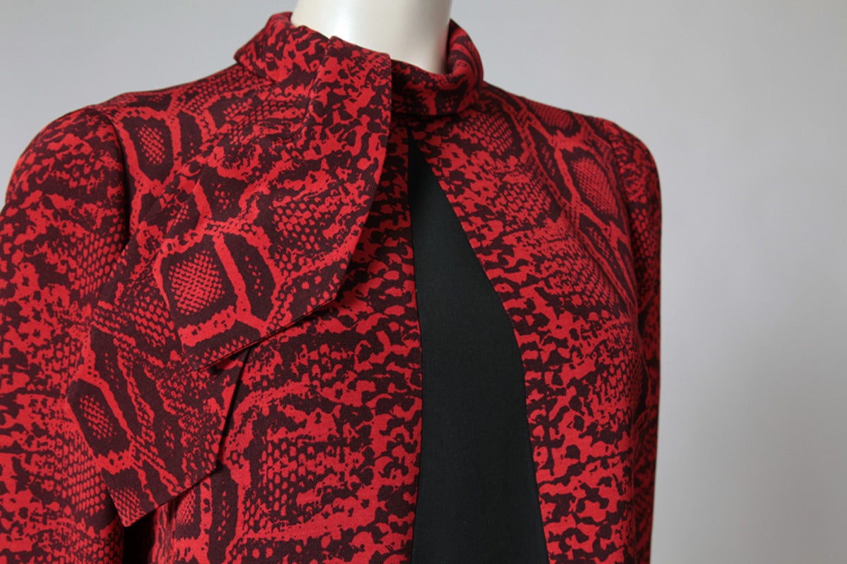 Schlangenhautartiges Kleid aus Wolle und Seide aus den späten Sechzigern, das Pierre Balmain Haute Couture zugeschrieben wird. Schöner A-Linien-Schnitt, 
