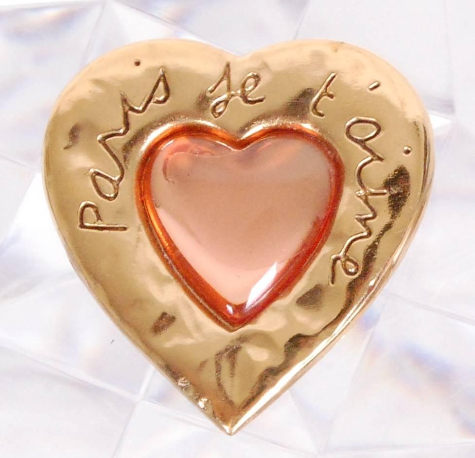 Broche vintage YSL en métal doré avec l'inscription 