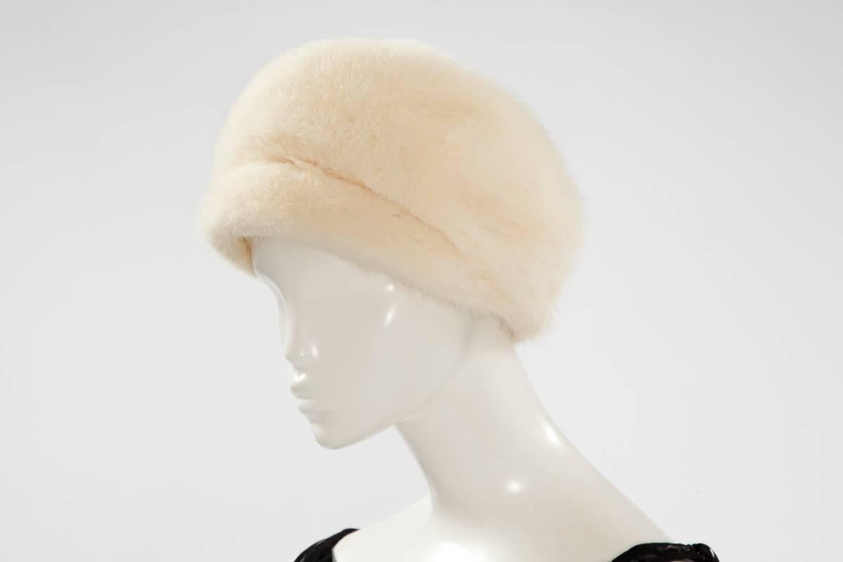 Ultra cute ivory mink baseball-style cap. Inner lining made of black silk taffeta with black gros grain ribbon band.

Measurements :
Length (front to back) approx. 39.5 cm (15.6 inches) 
External circumference approx. 63.5 cm (25 inches)
Inner