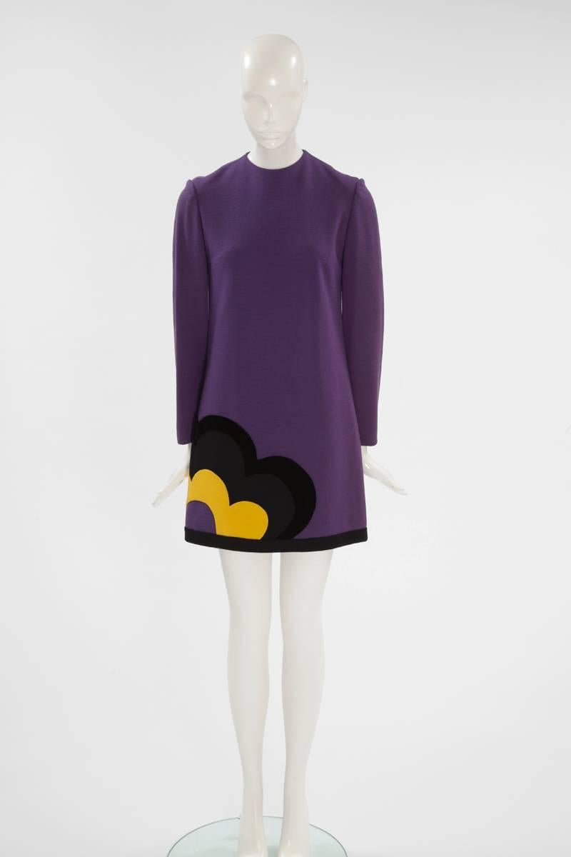 Wie süß ist dieses Bob Bugnand Kleid in A-Linie! Es ist aus lilafarbenem Wolljersey gefertigt und zeigt eine charakteristische 60er-Jahre-Blume in Lila-, Gelb- und Dunkelgrau-Tönen. Der Rand der Blume ist aus schwarzem Samt, der einen
