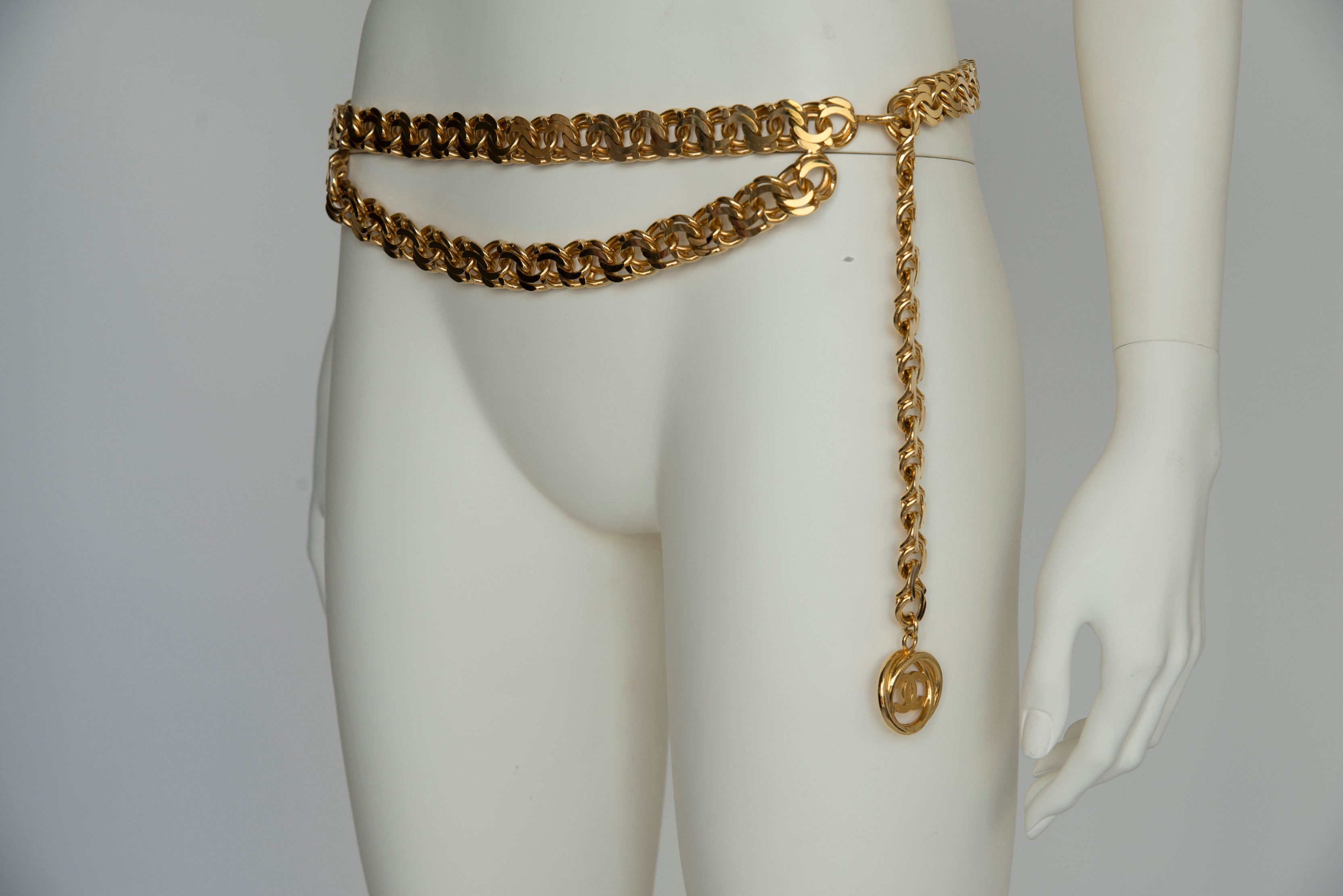 Ceinture inhabituelle Chanel By Karl Lagerfeld en pierre dorée avec double chaîne en spirale en vente