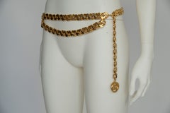 Ceinture inhabituelle Chanel By Karl Lagerfeld en pierre dorée avec double chaîne en spirale