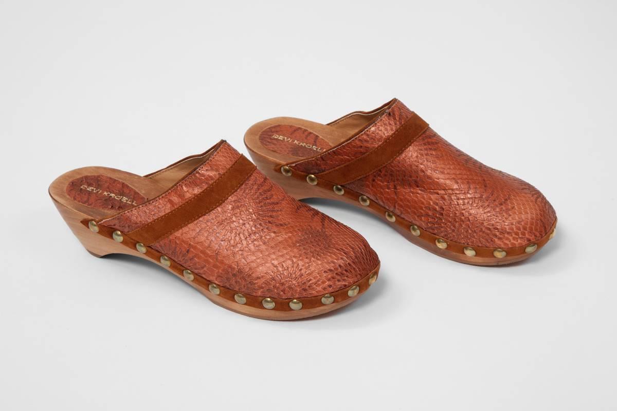 Metallic bronze sunshine print python leather and suede studded wooden clogs by the famous luxury brand Devi Kroell. Italian size 36 (US 6), the clogs fits true to size. New with their original box.

Measurements : 
Platform approx. 1.5-2.0 cm