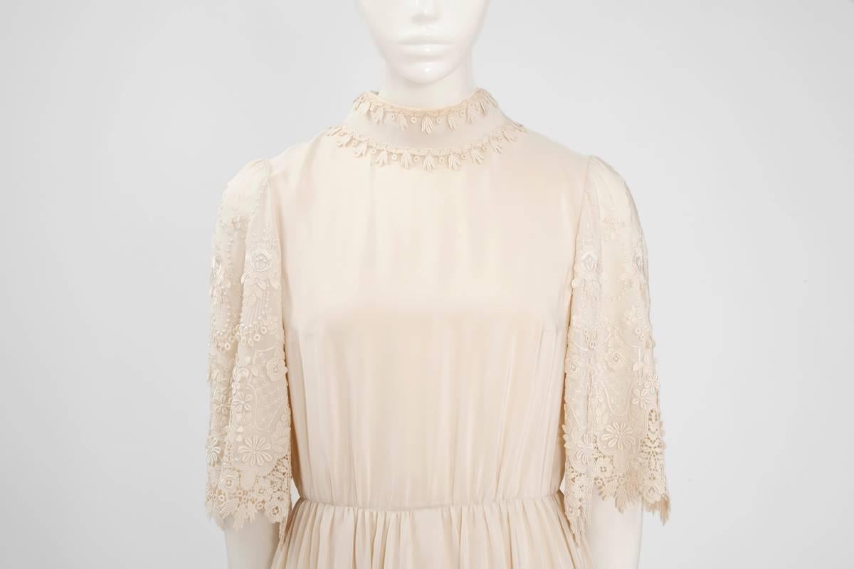 A wonderful piece of Pierre Balmain haute couture, this effortless cream gown could make a perfect romantic wedding dress !  Cut for a slightly loose fit in the finest quality silk, it nips in at the waist and falls elegantly to a guipure