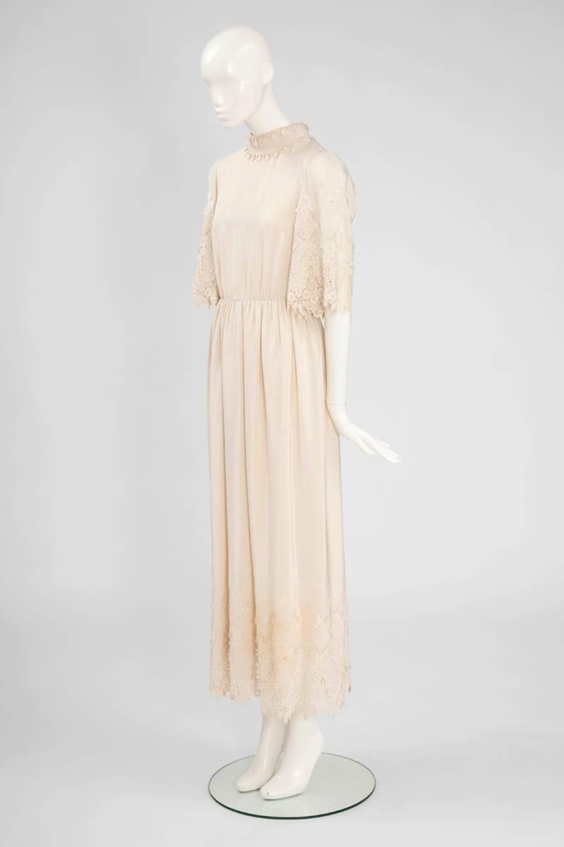 Pierre Balmain Haute Couture Kleid aus Seide und Guipure, um 1970 (Beige) im Angebot