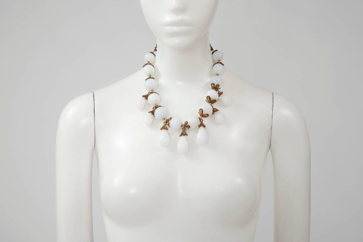 Glamorous and rare YSL white large beads and gilt metal necklace. Adjustable length. This fantastic piece provokes definitely a dramatic effect : we do love the contrast between the white purity and the bronze of the gilt metal !