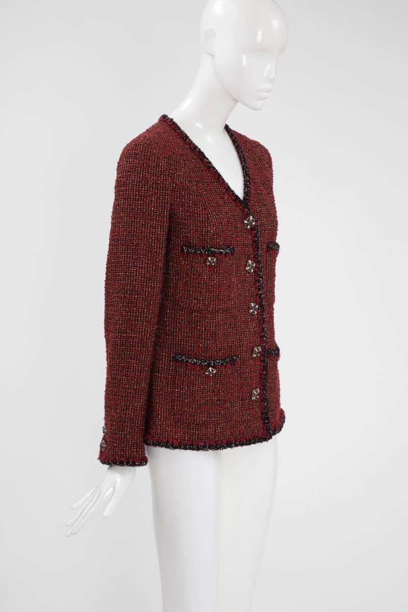 From the Chanel Fall-Winter 2011-2012 ready-to-wear collection, this jacket is part of the look number 2 of the fashion show (see picture 10). Cut from traditional wool tweed, the fabric is enriched with silk and gold lurex threads giving a