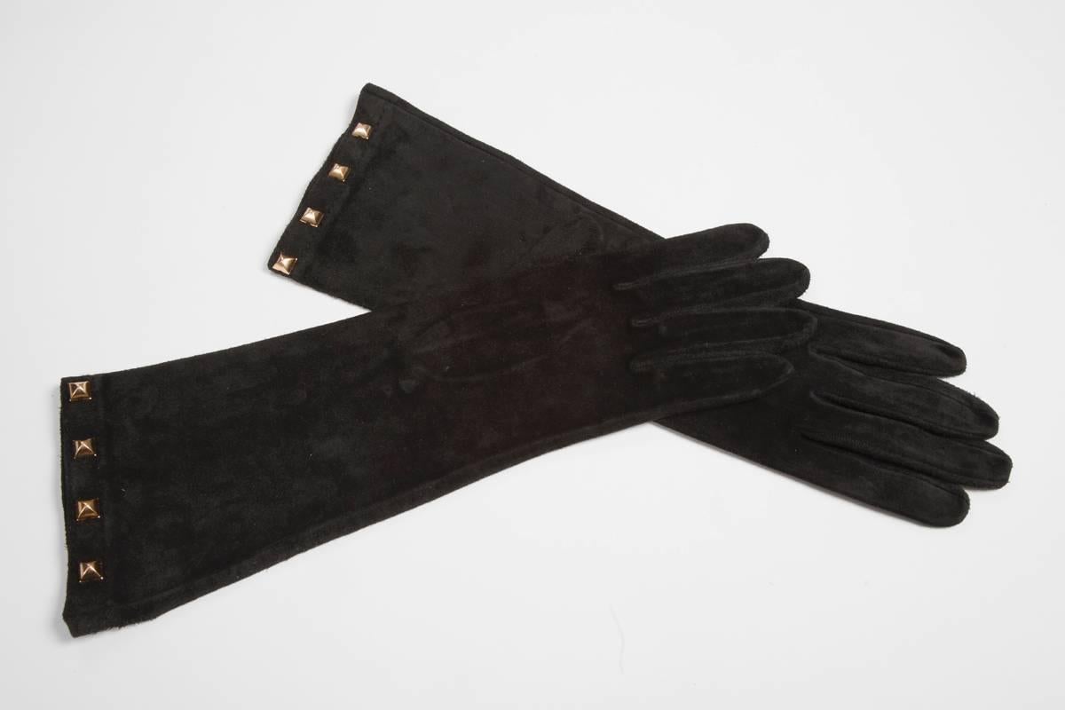 Ungewöhnliche, nie getragene schwarze YSL-Handschuhe aus den 80er Jahren, wahrscheinlich ein Prototyp oder ein Laufstegmodell, mit goldenen Metallpyramidennieten, die die Unterarme betonen. Ungefüttert, die Größe ist ungefähr 7½ - 8. 