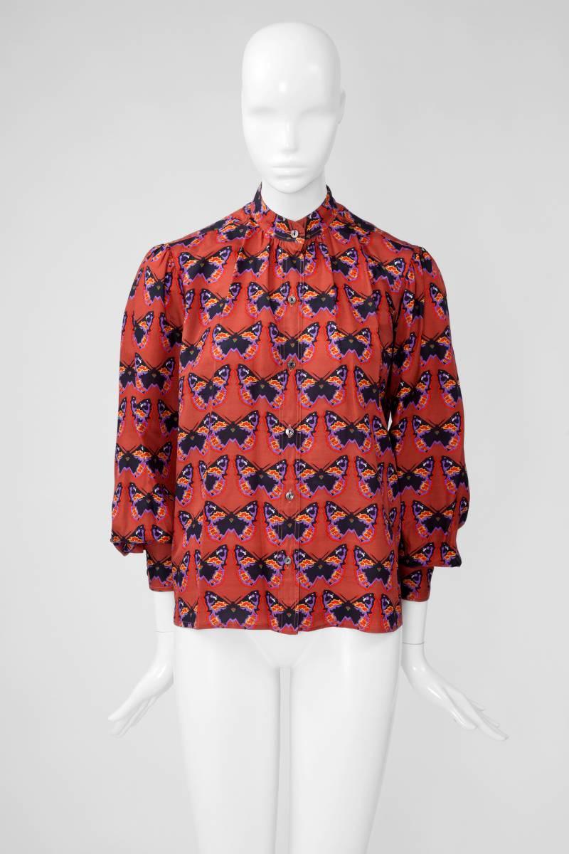 Very rare 70’s burnt orange YSL refined natural silk stand-up collar blouse. Unusual colorful butterfly print. Labelled a French size 38 (US 4-6), the blouse runs a bit small to size. 

Fits approx. : US 2-6 / FR 36-38 

Measurements (taken flat)