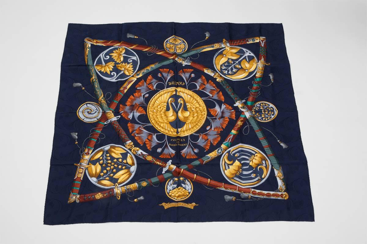 Issued in 1990, this Hermès “Daïmyo Princes du Soleil Levant” carré scarf has never been worn. In bold dark blue, with Ginkgo Biloba leafs and golden details, it was designed by Françoise Faconnet. Original Hermes box included.

Dimensions : approx.