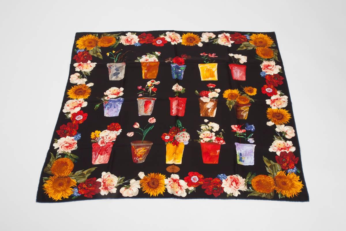 Sprintime is blossoming with this vintage flowery Gucci scarf ! A colorful addition to any scarf collection or just drape it over a white tee or blouse for a polished off-duty look !

Dimensions : approx. L 87 x H 85.5 cm / L 34.3 x H 33.7