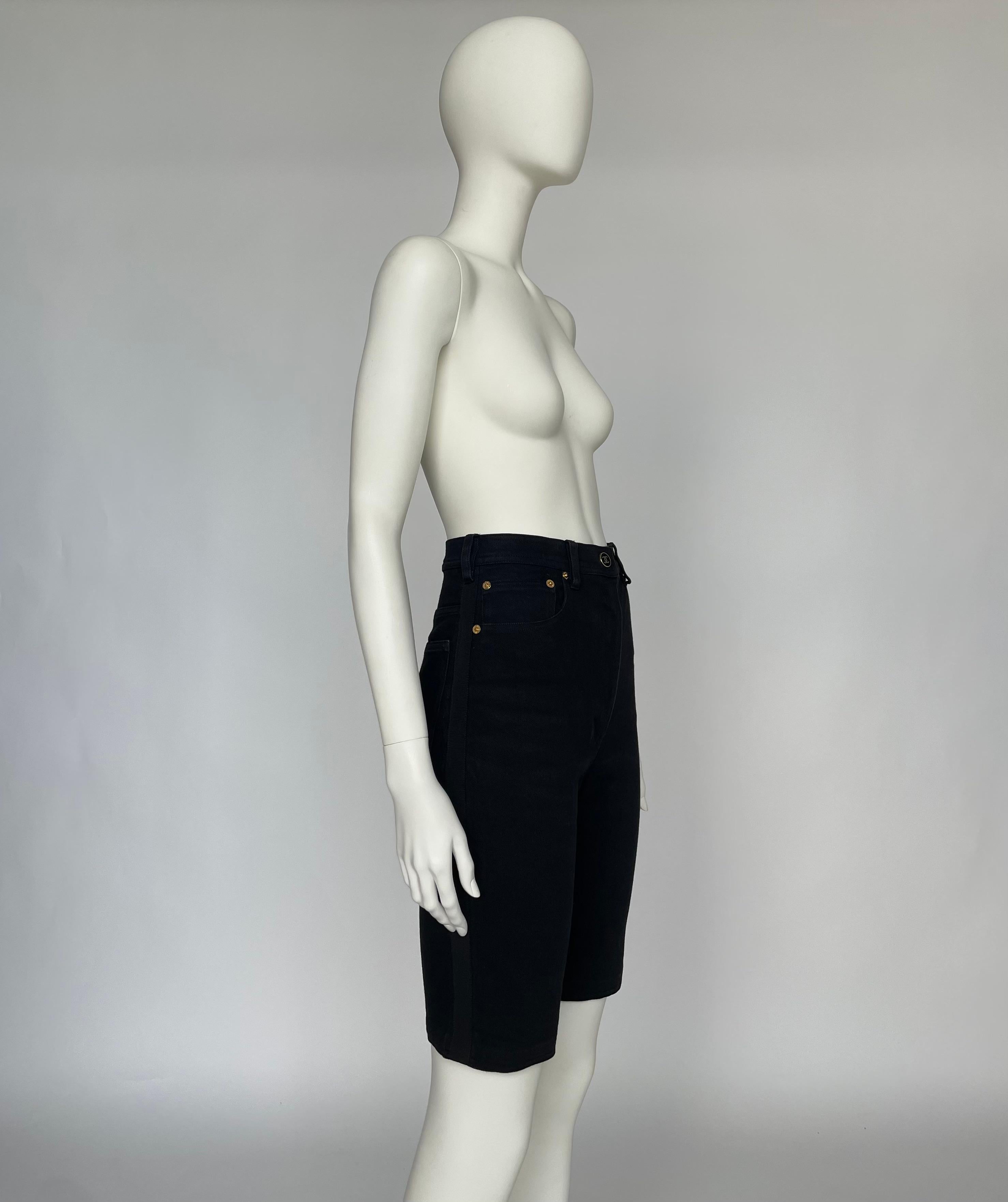 Femenino o masculino Chanel By Karl Lagerfeld Bermuda vaquera con logotipo CC, c. 1993 en venta