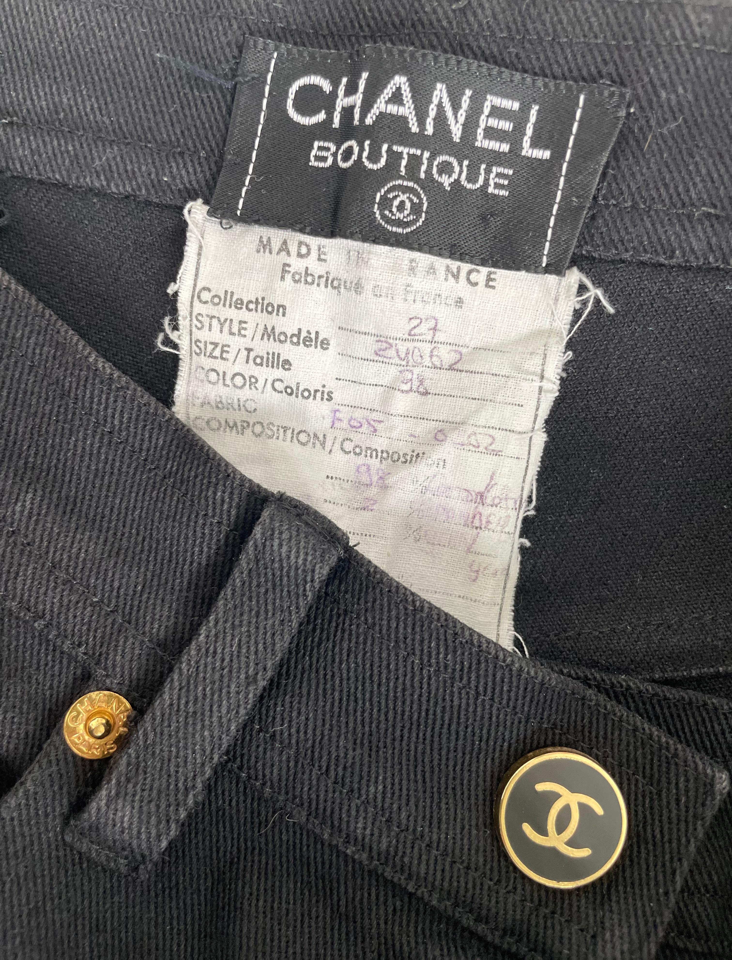 Chanel By Karl Lagerfeld Bermuda vaquera con logotipo CC, c. 1993 en venta 10