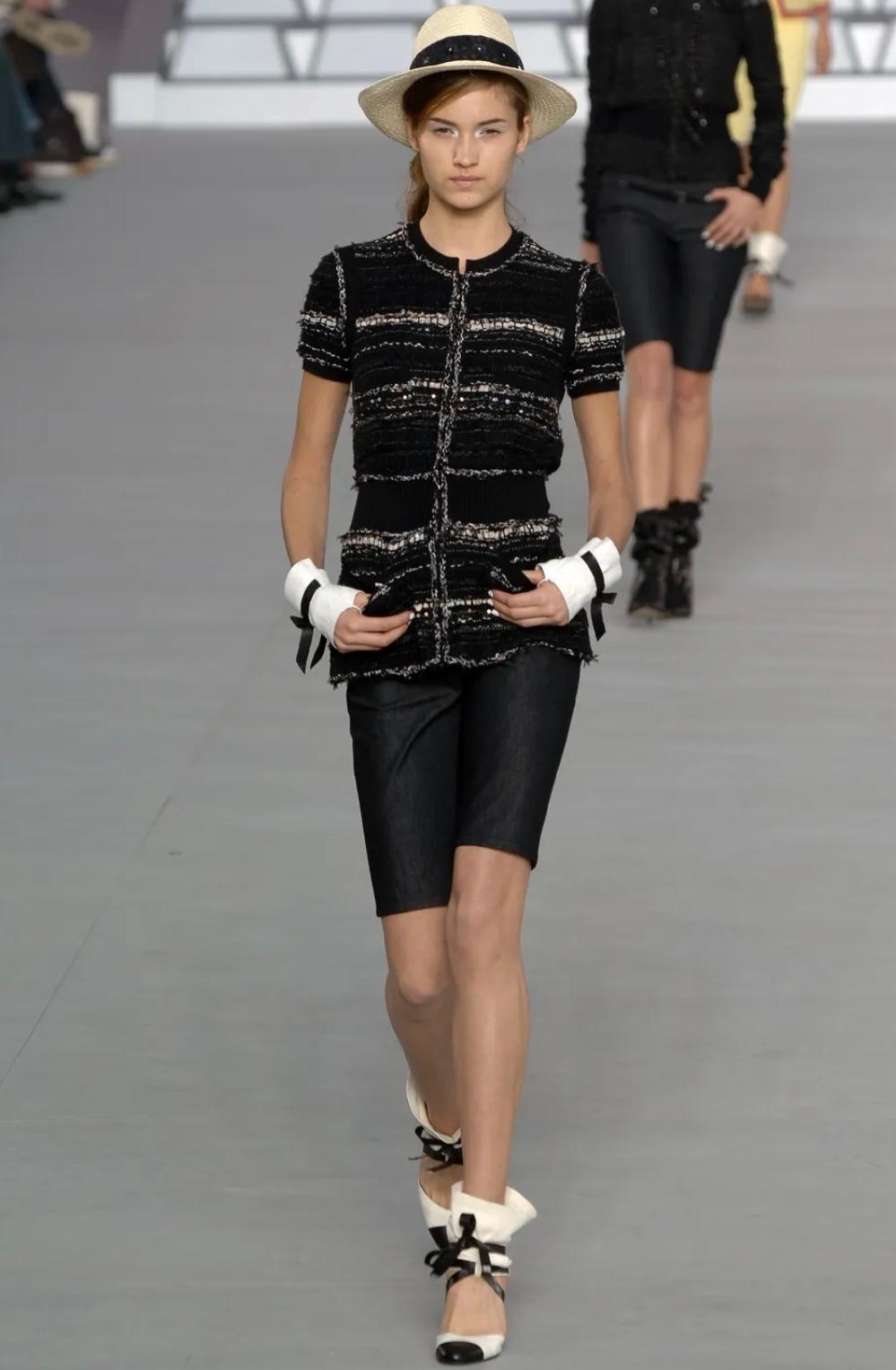 ¡Sólo Karl Lagerfeld podía hacer unos shorts vaqueros tan chulos y tan Chanel!
Confeccionados en tejido vaquero negro, tienen una construcción clásica de cinco bolsillos y una forma de bermuda que llega por encima de la rodilla.
El legendario