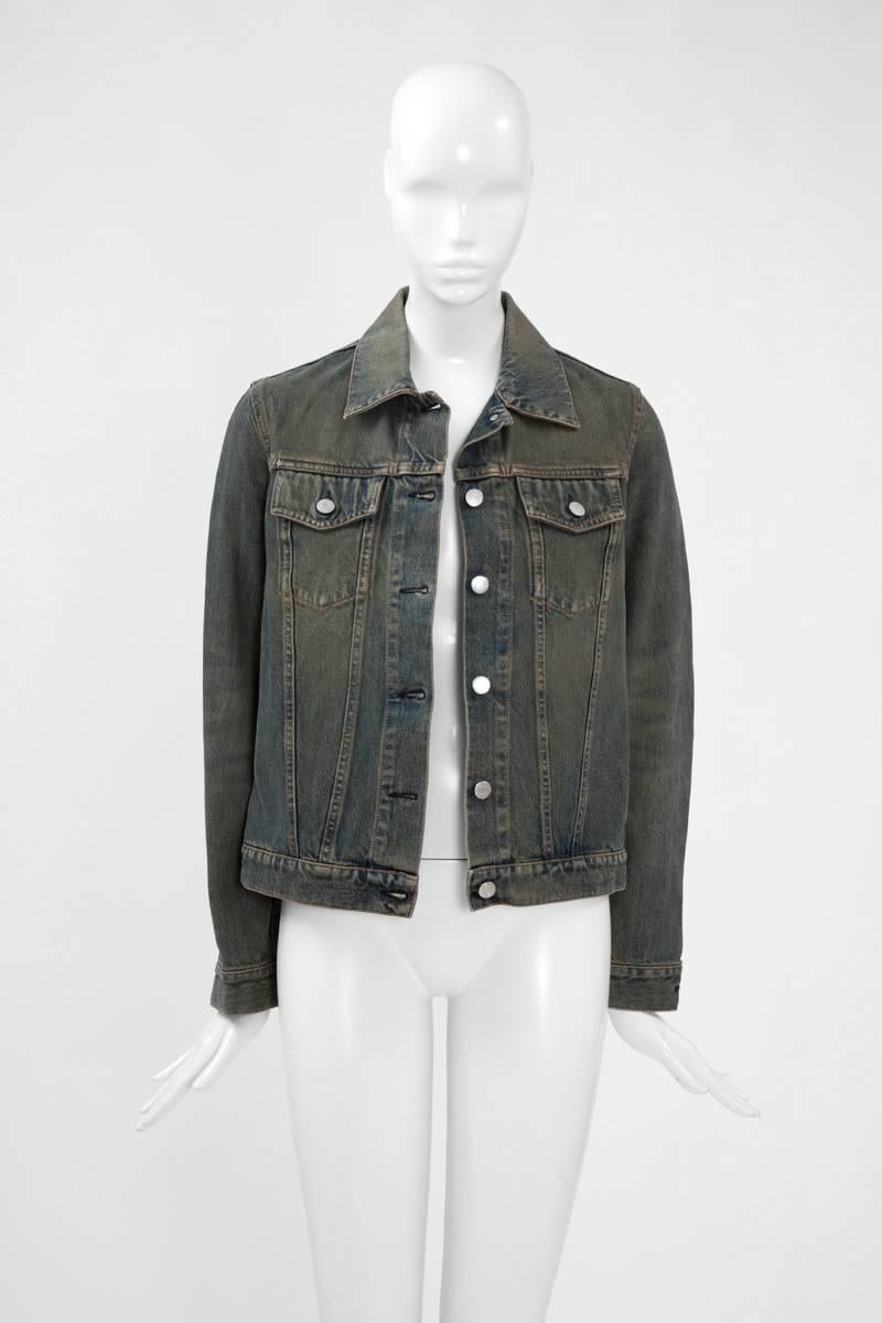 A denim jacket is a fundamental piece in any modern wardrobe. This 90’s Helmut Lang version has all the classic details as the buttoned waist tabs and flat front pockets. A special vintage wash provides a striking final touch. The relaxed fit of