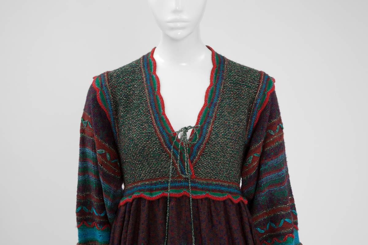 Dieses unglaubliche 70er-Jahre-Kleid und der dazugehörige Schal sind aus einem raffinierten Wollstrick gefertigt, der mit glitzernden goldenen, türkisfarbenen und roten Lurexfäden gesponnen ist. Dieses Kleid im Hippie-Chic mit schmeichelhaftem