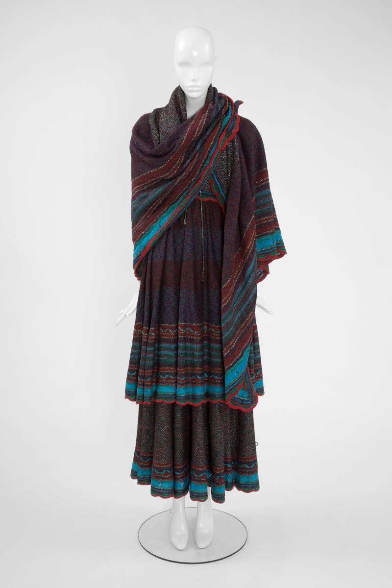 Kleid und Schal aus gerafftem Strick in Metallic-Optik  (Schwarz) im Angebot