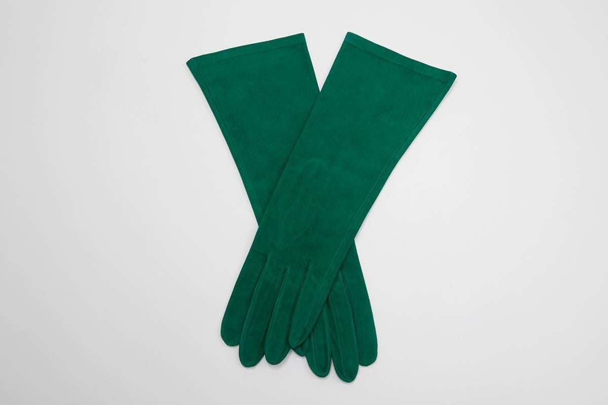Made in France, these refined emerald suede vintage silk-lined YSL gloves are simply uncluttered and elegant ! Marked size 7.5 and longest length (middle finger) approx. 33 cm (approx. 13 inches).
