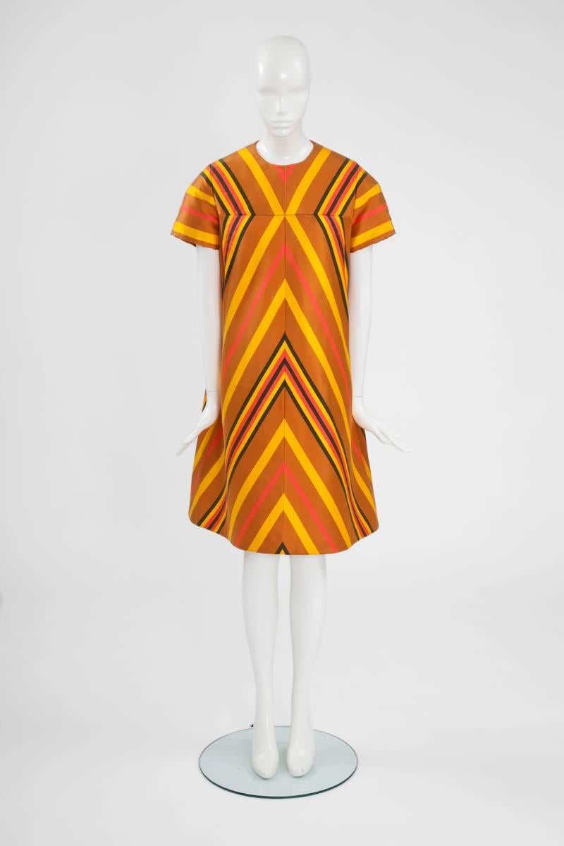 A fantastic piece of haute couture, this Guy Laroche dress is perfect for either daytime events or, after a quick change of shoes and accessories, a cocktail wear too ! Constructed in refined autumnal colors chevron-patterned “Ziberline” silk, this