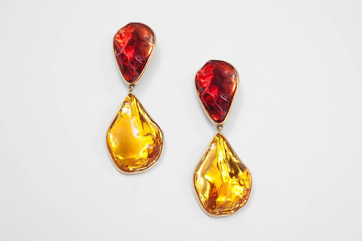 From the 1990 Spring-Summer collection, these rare YSL dangle earrings are entirely made of gilt metal and feature chunky vivid red and yellow resin stones. Though created nearly 30 years ago, they prove to be very contemporary, as oversized