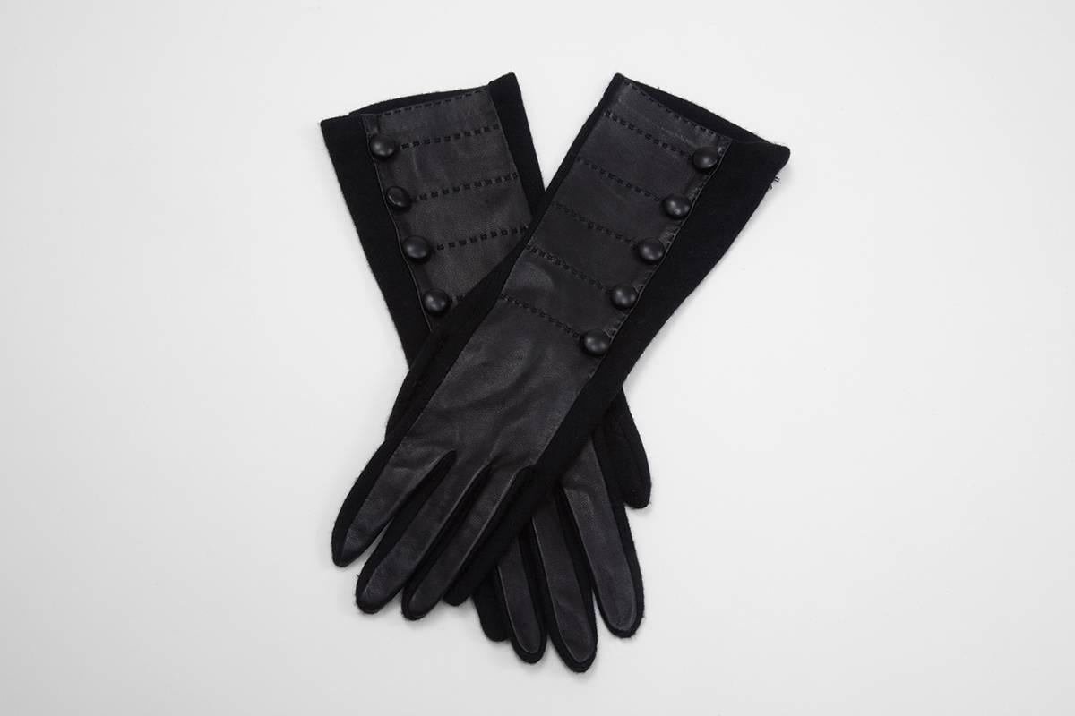 Established since 1937, the French Agnelle house is a luxury glove-manufacturer. These refined black soft wool (probably mixed with cashmere) and leather gloves are simply elegant and timeless ! Marked size 2 and longest length (middle finger)