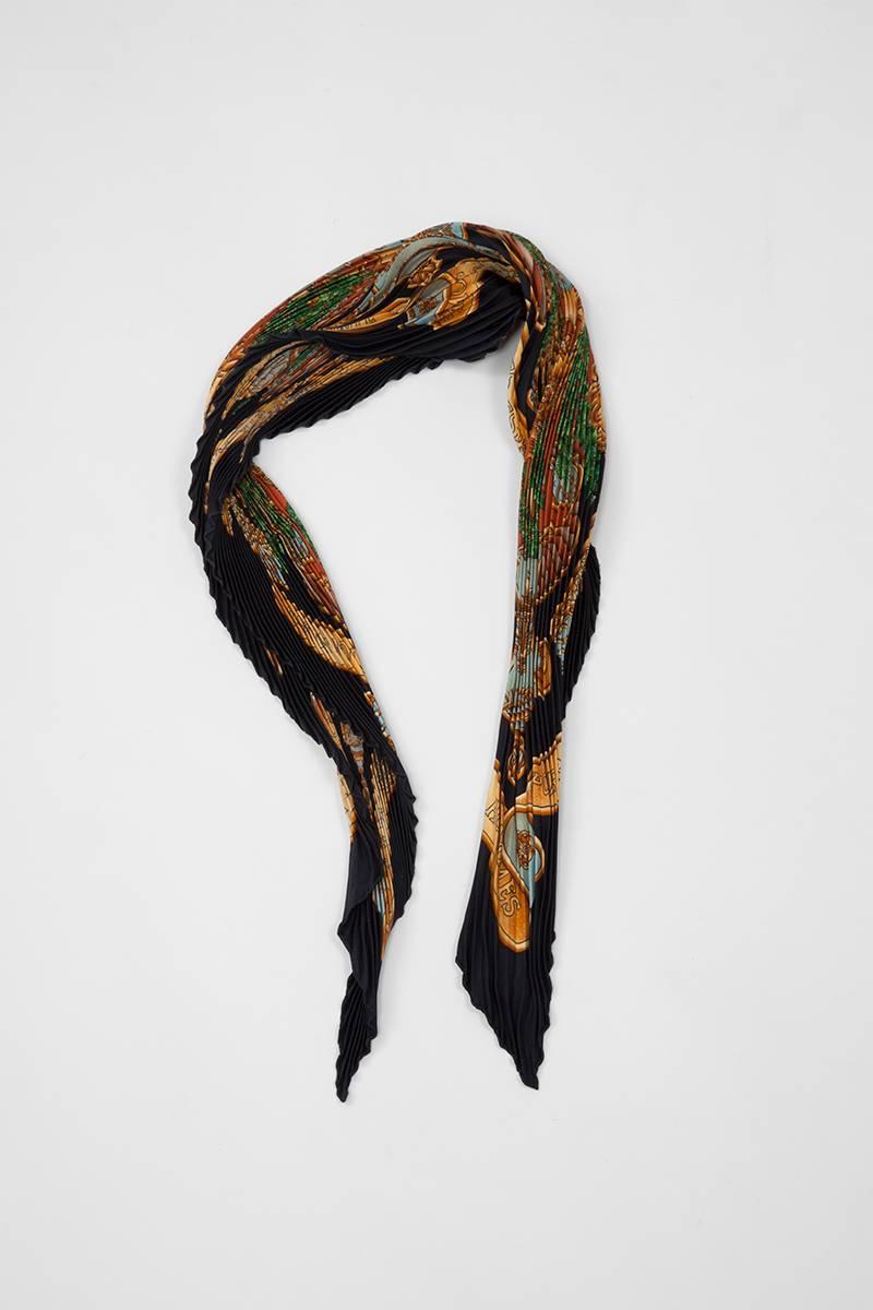 Designed by Joachim Metz and first issued in 1993, “Europe” is a rare Hermès scarf, even more in its accordion version ! Such version is a classic Hermès silk twill “carré” scarf turned into a refined and skilled “plissé” (technically challenging