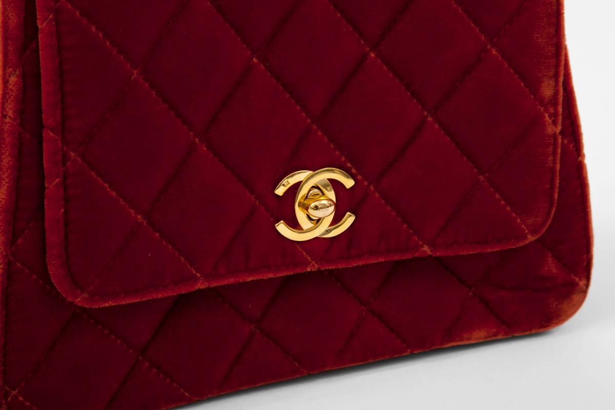 Chanel Tasche mit gestepptem Griff oben aus Samt im Zustand „Hervorragend“ in Geneva, CH