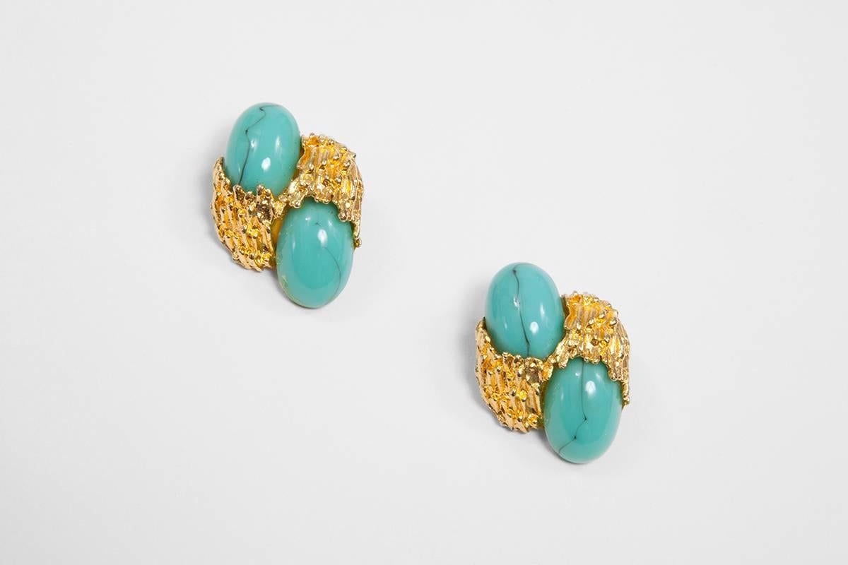 Vintage clip-on earrings featuring faux turquoises set in gilt metal. Perfect for the summer season, while highlighting them with a sleek ponytail.

Dimensions : 
Height (studs not included) approx. 3.4 cm (1.3 inch)
Width (studs not included)