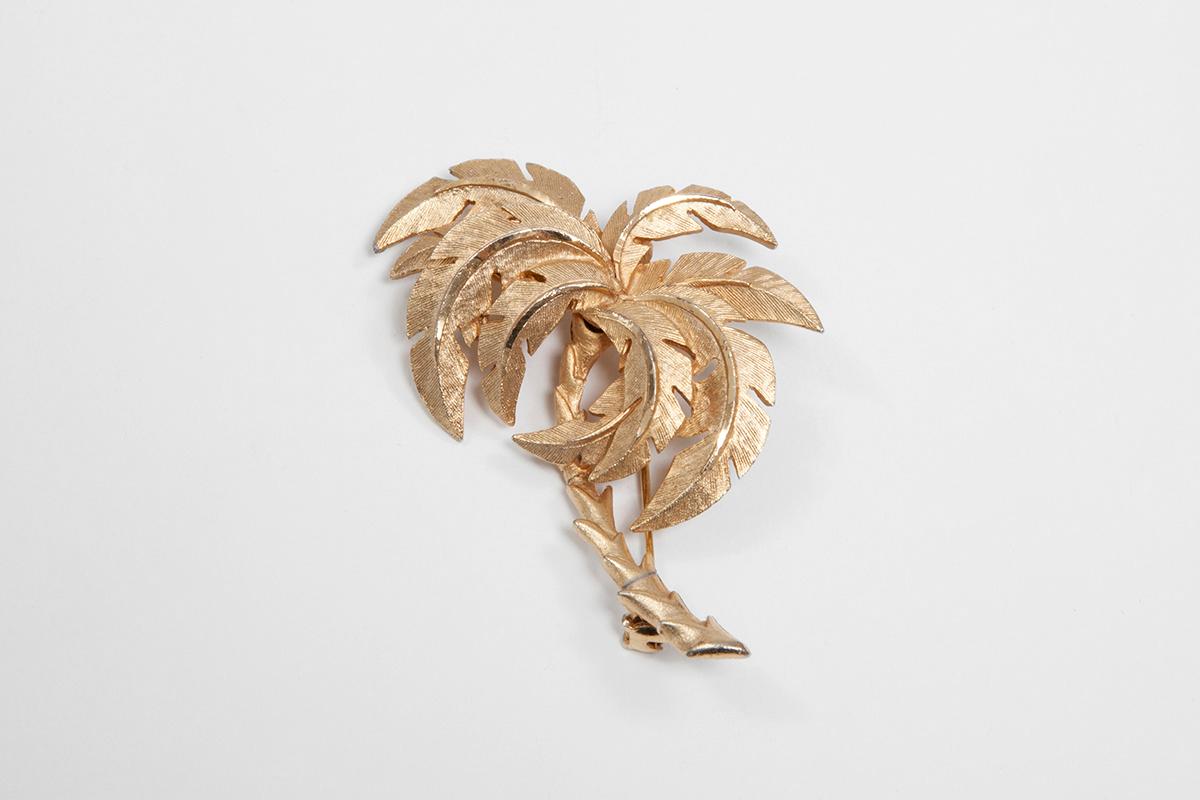 Go for a tropical theme with this vintage gilt metal palm tree brooch. To be worn casual on a military jacket or smart on a blouse !
