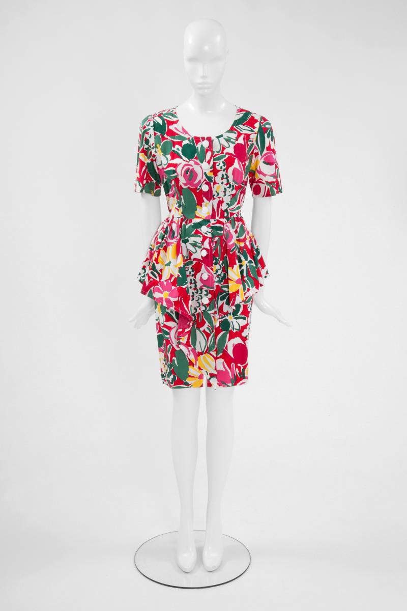 Giocoso e colorato, questo vestito in cotone con stampa floreale di Guy Laroche degli anni '80 è perfetto per le giornate o le serate estive. Questo abito aderente ha una silhouette peplum che può essere enfatizzata con la cintura 