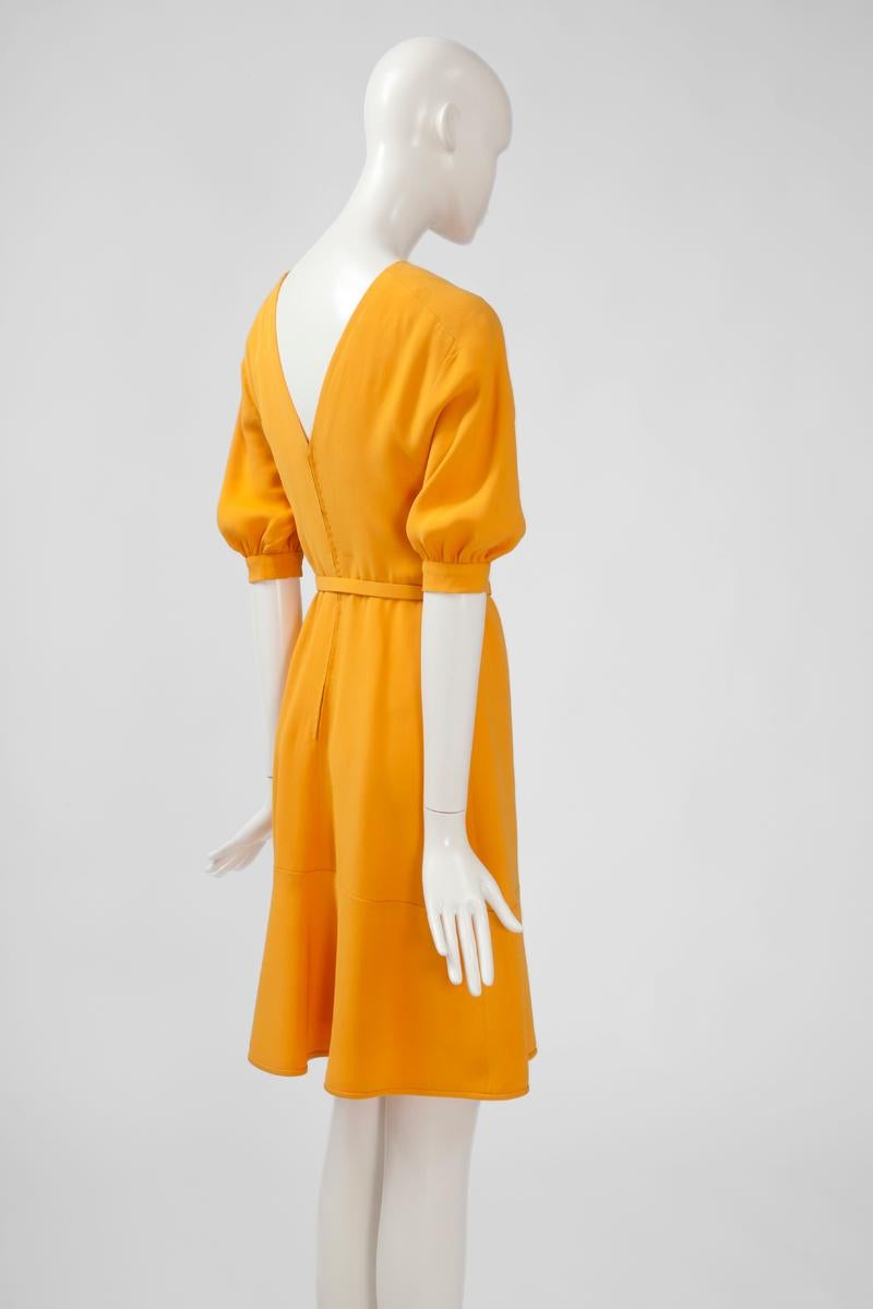 Rare robe haute couture des années 70 en soie marigold de Philippe Venet. Entièrement doublée d'une soie raffinée assortie, la robe est dotée d'une ceinture interne et se ferme par une fermeture éclair, un crochet et un œillet au dos

Taille