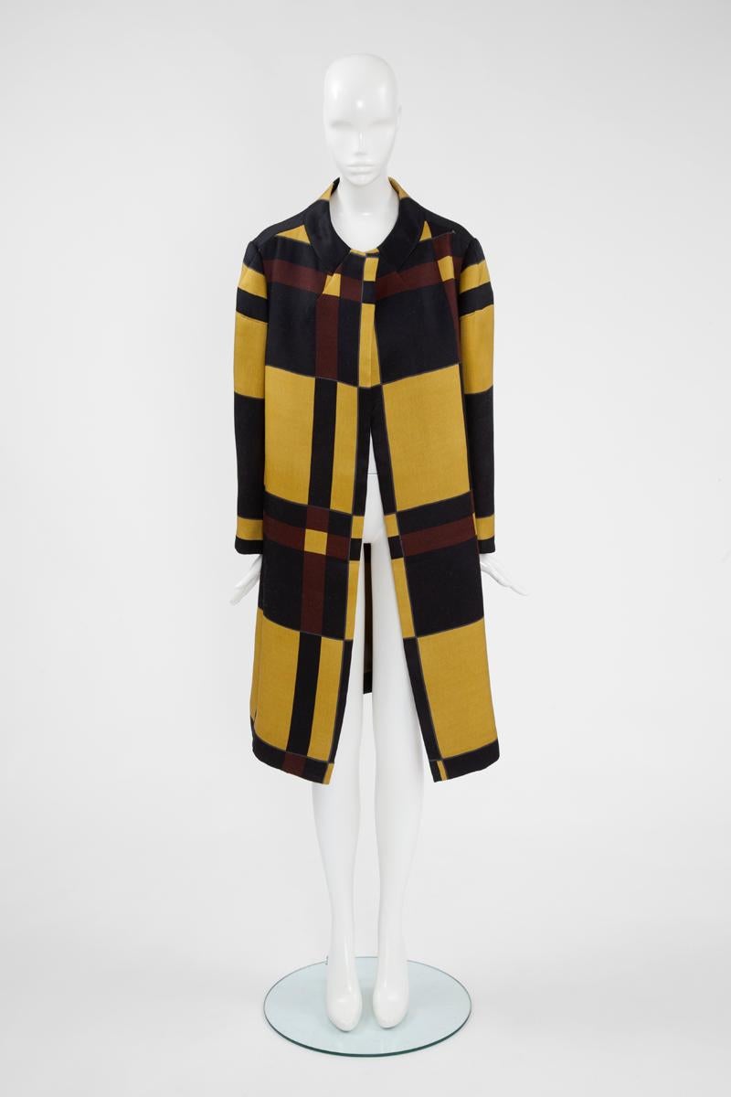 Defined by its “quirky elegance”, the Italian label Marni is renowned for its use of colors, prints and vintage-inspired shapes and fabrics. A perfect example of Marni hallmark, this runway coat (look 25 -> see picture 8) is made silk (67%) and wool