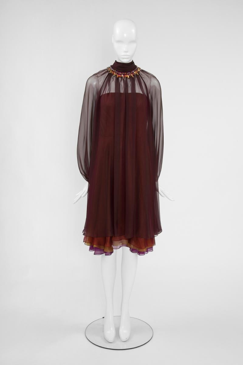 Confectionnée dans la mousseline de soie aérienne la plus raffinée, cette robe de défilé haute couture (look 22 -> voir photo 3) est un rêve de légèreté. Cette pièce spéciale comprend une robe bustier (voir photo 14) et une sur-robe. La jupe de la