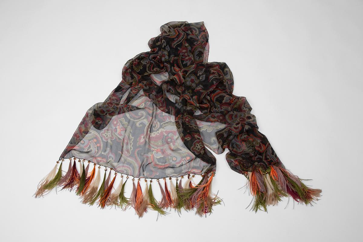 Noir Yves Saint Laurent Étole en mousseline de soie imprimée et plumes Attribué en vente