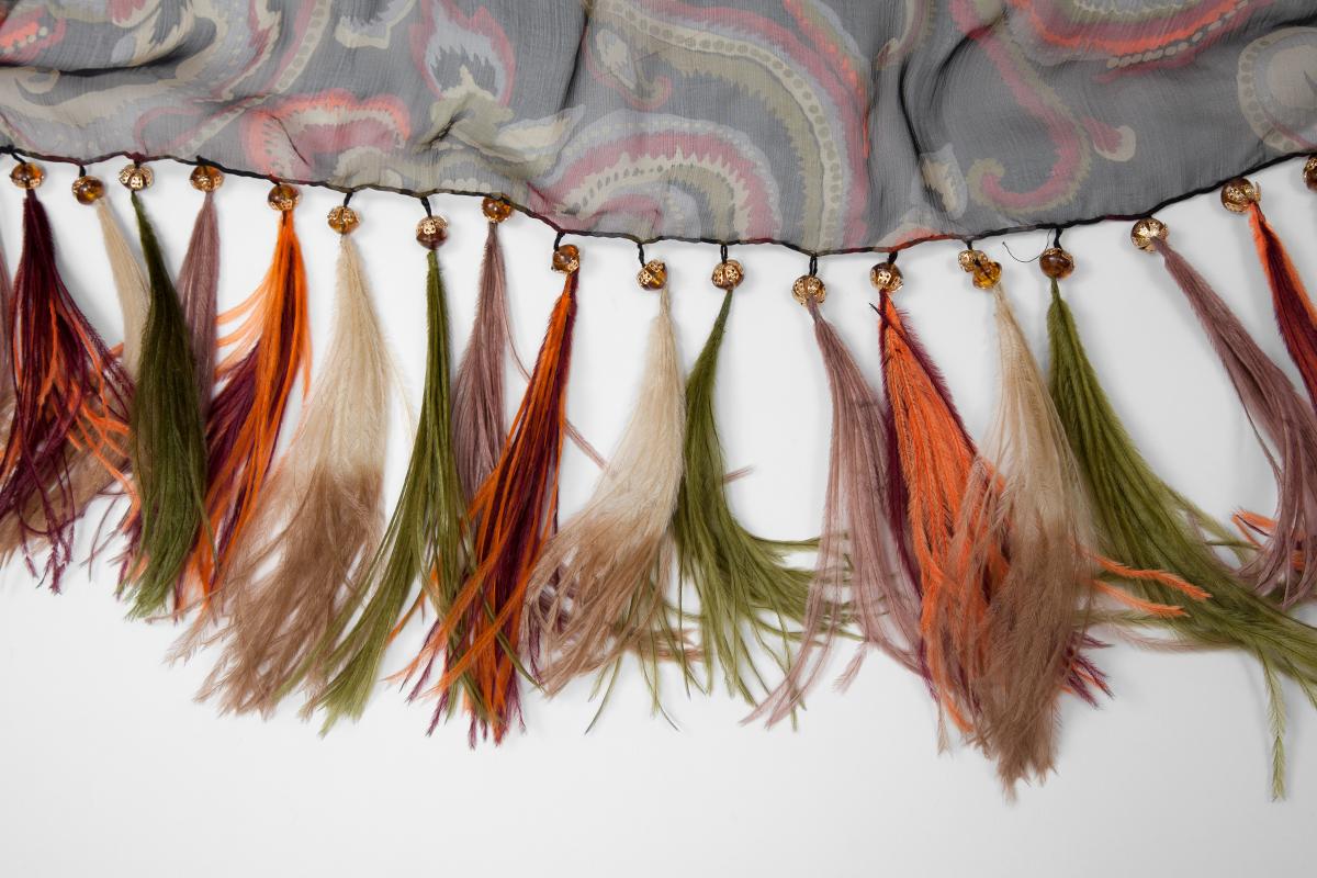 Yves Saint Laurent Étole en mousseline de soie imprimée et plumes Attribué Pour femmes en vente