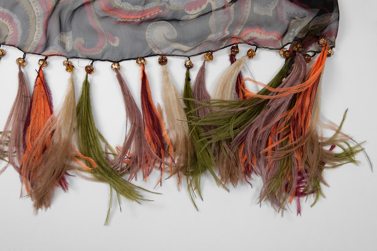Yves Saint Laurent Étole en mousseline de soie imprimée et plumes Attribué en vente 1
